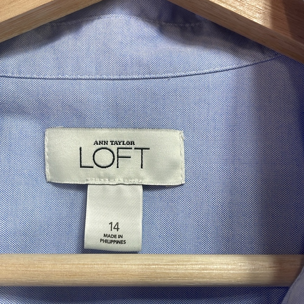 🦭 Ann Taylor loft light blue camp style cotton blouse - Picture 2 of 4